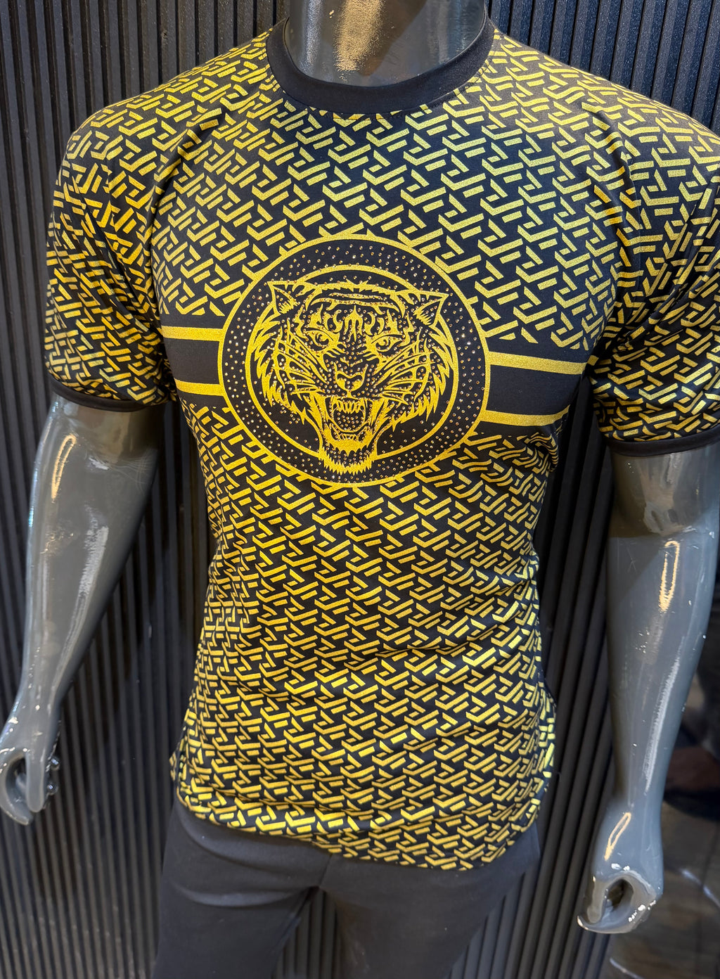 ROARING LION