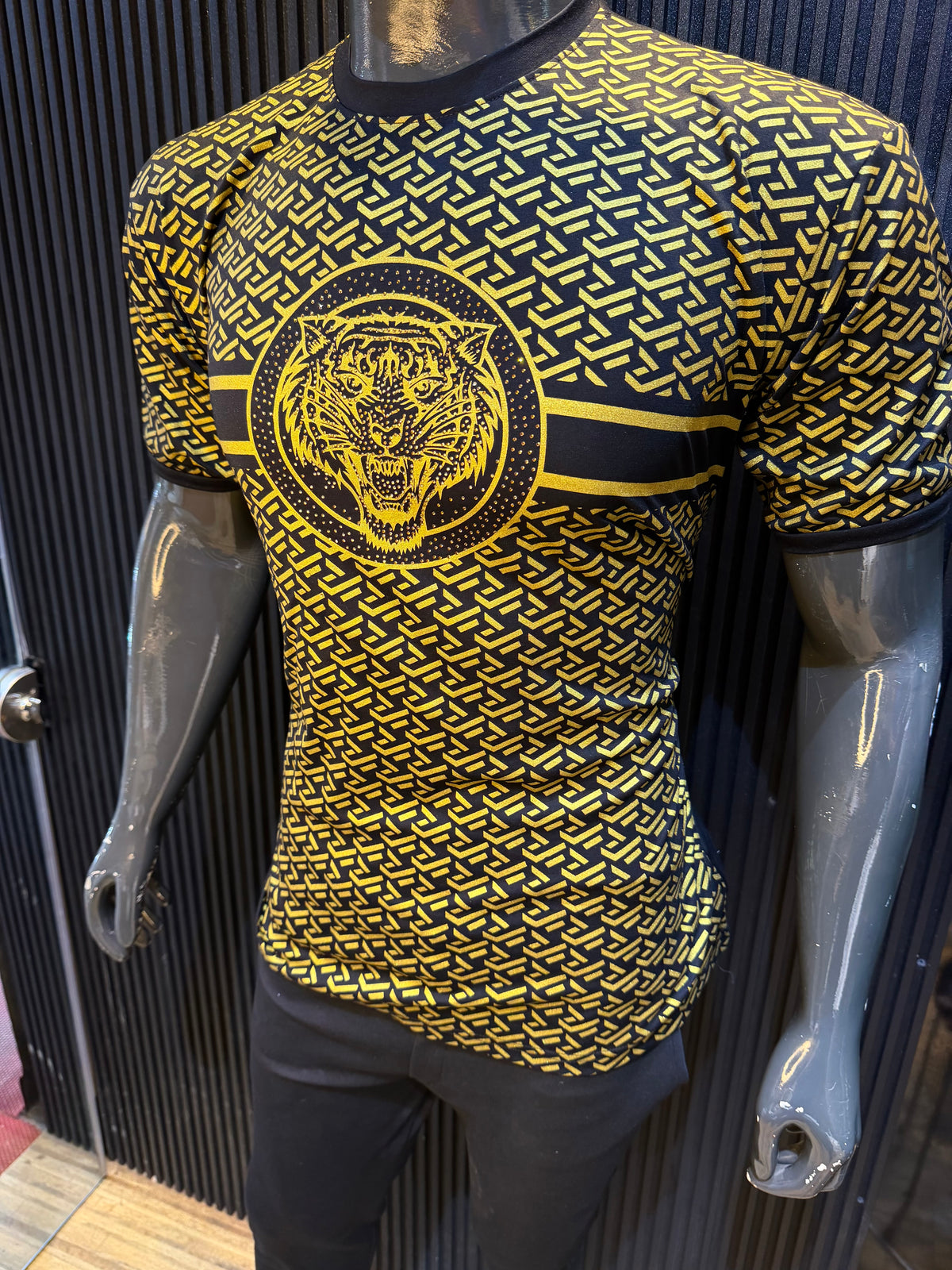 ROARING LION